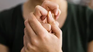 זה מה שקורה לכם כשאתם עושים "קנאקים" באצבעות