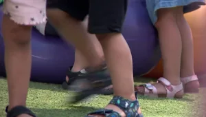 למרות שהמטפלת הוקלטה מקללת את הפעוטות - היא ממשיכה לעבוד