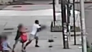 ארה"ב: גבר חטף ילד בן 5 לרכבו, האם שלפה אותו החוצה • תיעוד