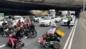 מחאת הנכים חוזרת: המפגינים חוסמים את נתיבי איילון