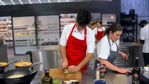 "חמש שנים אחורה, הייתי מתפוצץ עליה": דן מנסה לגלות איפוק מול הבלאגן של אילנה