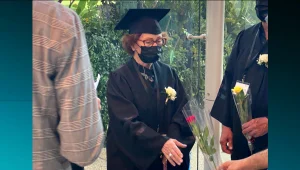 אחרי 13 שנות לימודים - בת 82 קיבלה את הדוקטורט הנכסף