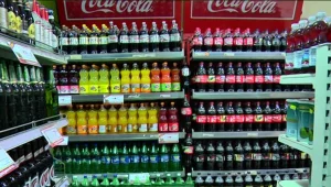 הנתונים חושפים: בישראל קונים פחות משקאות מוגזים ויותר ממתקים