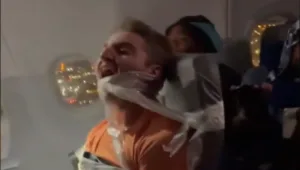 השתכר והשתולל במהלך טיסה - ורותק לכסאו בסרט הדבקה