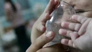 הנגיף שתוקף ילדים בחורף - התפרץ בקיץ: "המחלקות במצב קשה"