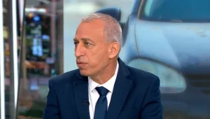 פרופ' אש: שוקלים לחייב עובדים שבמגע עם קהל להתחסן