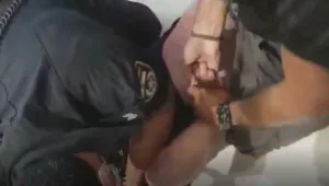 תיעוד מהומה בקניון בטבריה: גבר ללא מסכה נאזק ונעצר