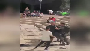 לאחר שהתגרה ותקף לוחמי מג"ב - צעיר פלסטיני נעצר באלימות בי-ם
