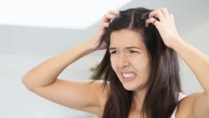 מצאנו את הפתרון להעלמת הקשקשים מהשיער