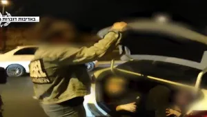 שוטרים עצרו רכב לבדיקה וגילו ילדים בני 4 ו-13 מוחבאים בבגאז'