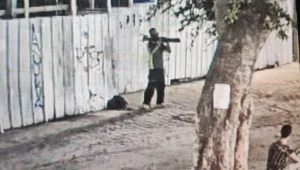 באמצע ת"א: גבר עם טיל לאו מכוון לעבר חנות | תיעוד