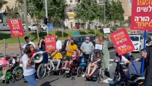 מחאת הנכים מגיעה לירושלים: חסימות כבישים באזור גשר המיתרים
