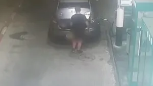 בגלל סכסוך שכנים: שרף לשכניו את הבית מול המצלמות