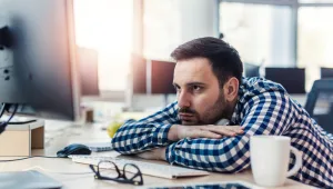 בלי לבקר אצל הקוסמטיקאית: 10 דרכים להעלים את השקיות מתחת לעיניים