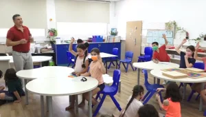 בלי ציונים ובלי שיעורי בית: ההורים שמחפשים חינוך שונה