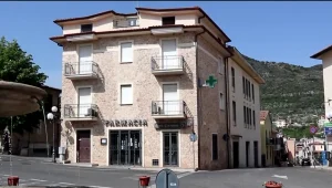 למכירה - בית ביורו: כפר ליד רומא מציע למכירה אחוזות ב-1 יורו