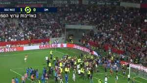 בקבוק נזרק למגרש ומאות אוהדים תקפו: מהומה במגרש כדורגל בצרפת