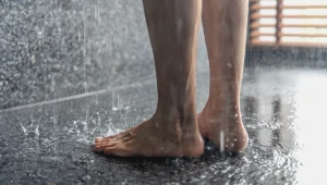 זאת התדירות שבה אתם באמת צריכים להתקלח