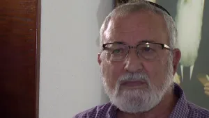 הישראלי המכוער: מדריך הטיולים עזב את הקבוצה להלוויה ונתבע