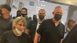 גנץ ביקר את לוחם מג"ב שנפצע אנוש: "כולנו מתפללים לשלומו"