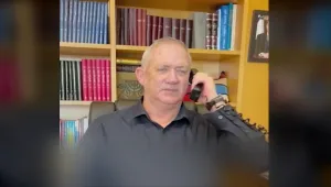 הקריירה החדשה של גנץ? במטרה לעודד התחסנות: מופיע בסדרת נוער