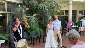 זוג צעיר החליט להפתיע את סבא וסבתא - ולערוך חתונה בדיור מוגן