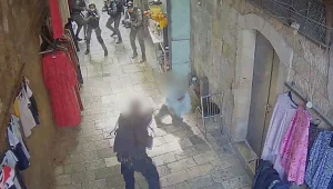 שולף סכין, רץ לעבר השוטרים - ונורה: תיעוד הפיגוע בירושלים