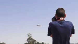 ציידי המטוסים: הצלמים שיעשו הכול בשביל תמונת מטוס טובה