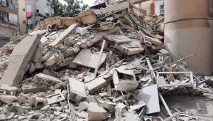 תיעוד מחולון: הבניין שדייריו פונו בשל הסכנה - קרס | צפו