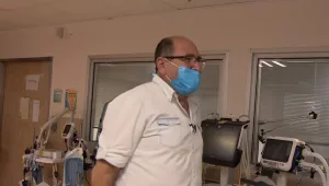 "פה בזכותכם": חלה קשה בקורונה, החלים – וחזר לבקר את רופאיו