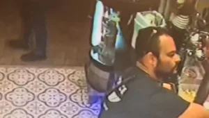 שוטרים ללא מסכה - נותנים דו"ח על אי עטיית מסכה • תיעוד