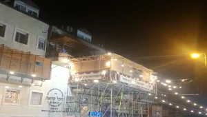 עימותים בשכונת מאה שערים במהלך פירוק סוכה שנבנתה על פיגומים
