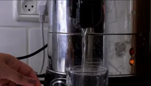 סכנה בתוך הבית: בת 7 נכוותה ממחם של מים רותחים - ומתה מפציעה