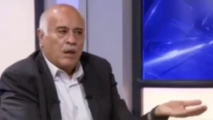 בכיר הרש"פ תקף את בנט: "חמור, פניו למדינת אפרטהייד"