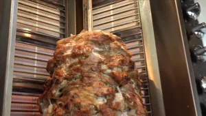 שווארמה אחרת: מבושלת מתחת לאדמה, עשויה מנתחי בשר איכותיים