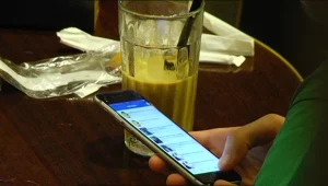 מחקר הטלפונים: מדוע צעירים עושים הכול בטלפון - חוץ מלדבר בו?