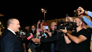 בנט המריא לניו יורק: "מציע לאיראן להפסיק לעסוק בנו באובססיה"