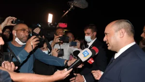 בנט המריא לישראל: "מכבד את מומחי הבריאות, אך לא נטיל מגבלות"