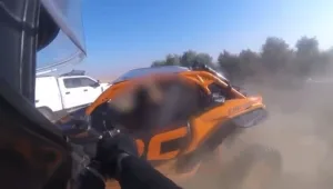 תיעוד: צעיר בנגב ניסה לגנוב רכב שטח - השוטרים הגיבו בירי