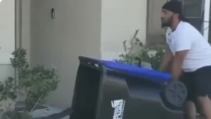 פלורידה: גבר תפס אליגטור בתוך פח - והפך לוויראלי