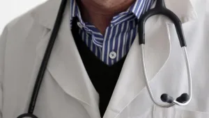 רופא בכיר בבי"ח במרכז נעצר בחשד שאנס מטופלות - בהן קטינה