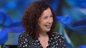 דור שני לקומדיה: הבת של פשנל מביימת הצגה קומית חדשה