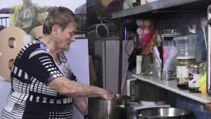 בת 80 האכילה דר רחוב - והותקפה באכזריות