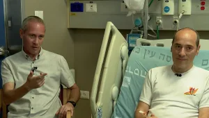 שנה וחצי אחרי שתרם כליה - השר חילי ליווה את אחיו שתרם גם הוא