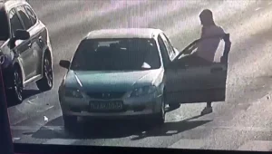 תיעוד: פורצים למכוניות ברמזור - וגונבים בזמן שהנוסעים בפנים
