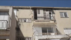 בת 93 נשארה לבד בבניין שמיועד להריסה