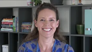 למרות שיש לה בן זוג, עמית בת ה-42 מחפשת גבר להביא איתו ילדים