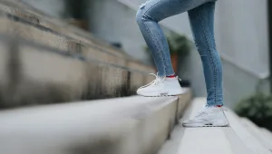 כמה צעדים באמת צריך ללכת כל יום כדי לחיות יותר?