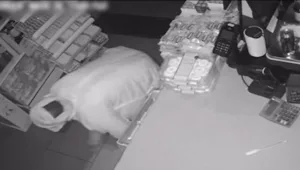 צעיר נתפס פורץ לחנות וסיפר לשוטרים - רק חיפשתי מקום לישון