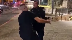 קצין משטרה שתועד מכה ערבי בשער שכם נחקר במח"ש בחשד לתקיפה